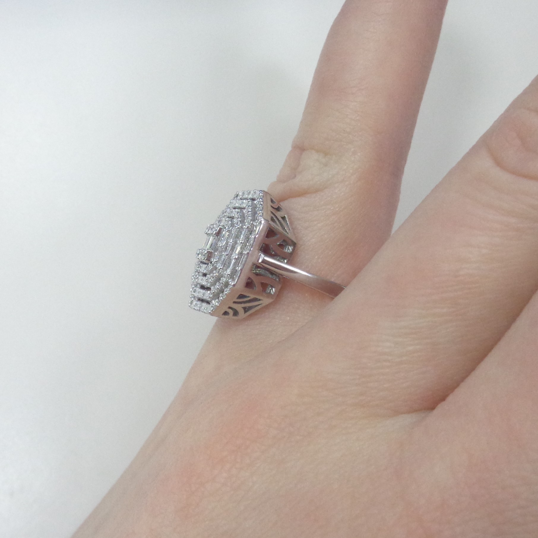 Кольцо из белого золота с бриллиантами